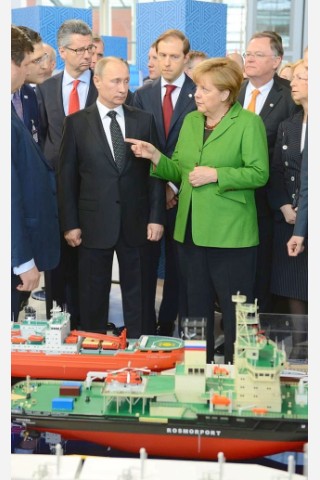 Bundeskanzlerin Merkel und der russische Präsident Putin bei dem Eröffnungsrundgang auf der Hannover-Messe. Die Messe gilt als eine der bedeutendsten Industriemessen der Welt und als die wichtigste Investitionsgütermesse.