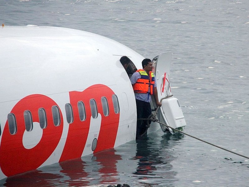 ... ist das Meer an dieser Stelle seicht, sodass sie nicht versank. Zweites Glück im Unglück: Zwar waren die Schäden an der Boeing erheblich ....