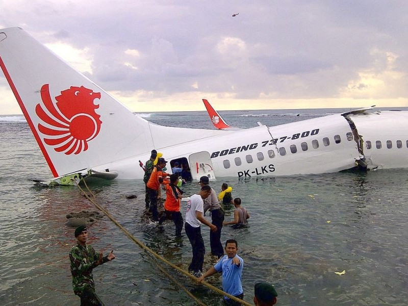 .... sie seien von der Crew nicht auf eine Notlandung vorbereitet worden. Der Pilot dagegen ....