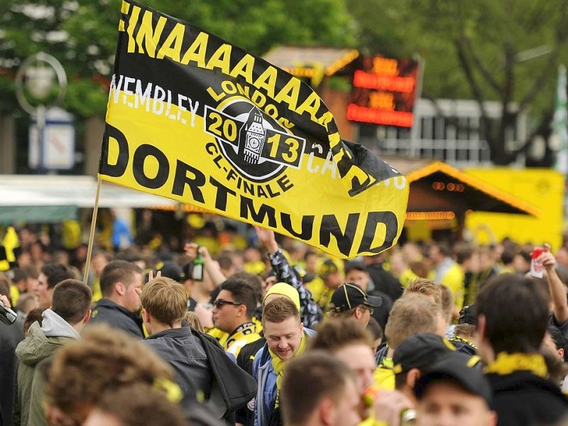 Tausende BVB-Fans haben sich schon Stunden vor Anpfiff die besten Plätze bei den Public Viewings ni der Innenstadt von Dortmund gesichert.