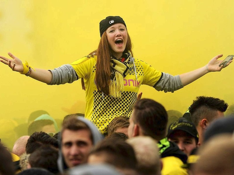 Tausende BVB-Fans haben sich schon Stunden vor Anpfiff die besten Plätze bei den Public Viewings ni der Innenstadt von Dortmund gesichert.