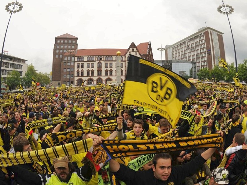 Tausende BVB-Fans haben sich schon Stunden vor Anpfiff die besten Plätze bei den Public Viewings ni der Innenstadt von Dortmund gesichert.