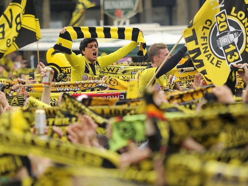 Tausende BVB-Fans haben sich schon Stunden vor Anpfiff die besten Plätze bei den Public Viewings ni der Innenstadt von Dortmund gesichert.