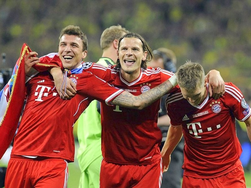 Zwölf Monate nach der Final-Schmach dahoam hat der FC Bayern München Europas Fußball-Thron zurückerobert. Der deutsche Meister siegte am Samstag im Champions League-Finale gegen den nationalen Erzrivalen Borussia Dortmund mit 2:1 (0:0) und krönte seine Saison der Superlative mit dem zweiten Gewinn der Königsklasse nach 2001. Nach dem Trauma der Final-Niederlagen von 2010 und 2012 stillten Treffer von Mario Mandzukic (60. Minute) und Arjen Robben (89.) vor 86 298 Zuschauern im ausverkauften Londoner Wembley-Stadion die Sehnsucht der Münchner nach einem internationalen Titel.