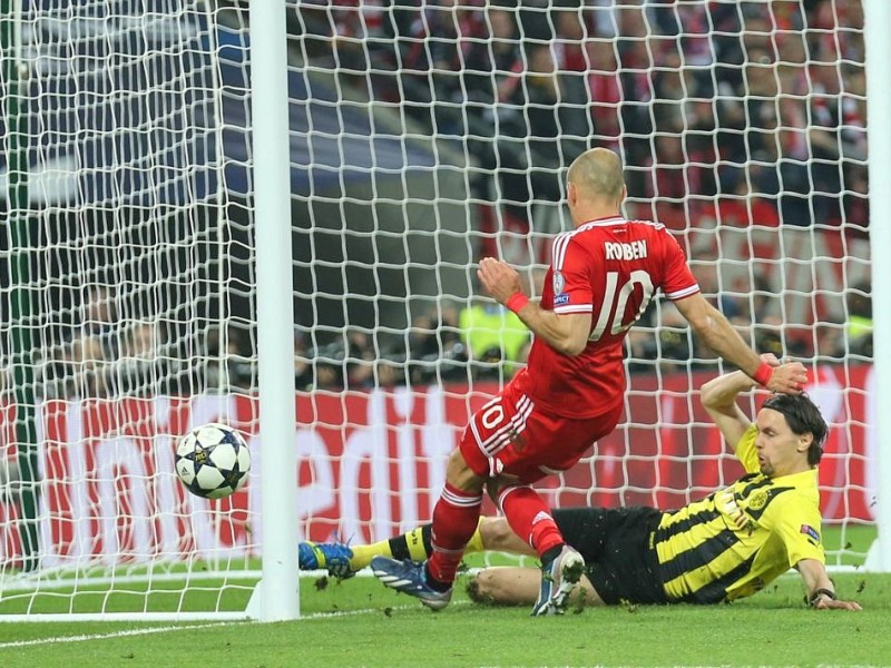 Zwölf Monate nach der Final-Schmach dahoam hat der FC Bayern München Europas Fußball-Thron zurückerobert. Der deutsche Meister siegte am Samstag im Champions League-Finale gegen den nationalen Erzrivalen Borussia Dortmund mit 2:1 (0:0) und krönte seine Saison der Superlative mit dem zweiten Gewinn der Königsklasse nach 2001. Nach dem Trauma der Final-Niederlagen von 2010 und 2012 stillten Treffer von Mario Mandzukic (60. Minute) und Arjen Robben (89.) vor 86 298 Zuschauern im ausverkauften Londoner Wembley-Stadion die Sehnsucht der Münchner nach einem internationalen Titel.