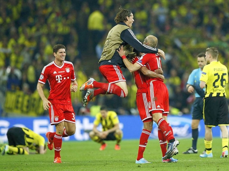 Zwölf Monate nach der Final-Schmach dahoam hat der FC Bayern München Europas Fußball-Thron zurückerobert. Der deutsche Meister siegte am Samstag im Champions League-Finale gegen den nationalen Erzrivalen Borussia Dortmund mit 2:1 (0:0) und krönte seine Saison der Superlative mit dem zweiten Gewinn der Königsklasse nach 2001. Nach dem Trauma der Final-Niederlagen von 2010 und 2012 stillten Treffer von Mario Mandzukic (60. Minute) und Arjen Robben (89.) vor 86 298 Zuschauern im ausverkauften Londoner Wembley-Stadion die Sehnsucht der Münchner nach einem internationalen Titel.