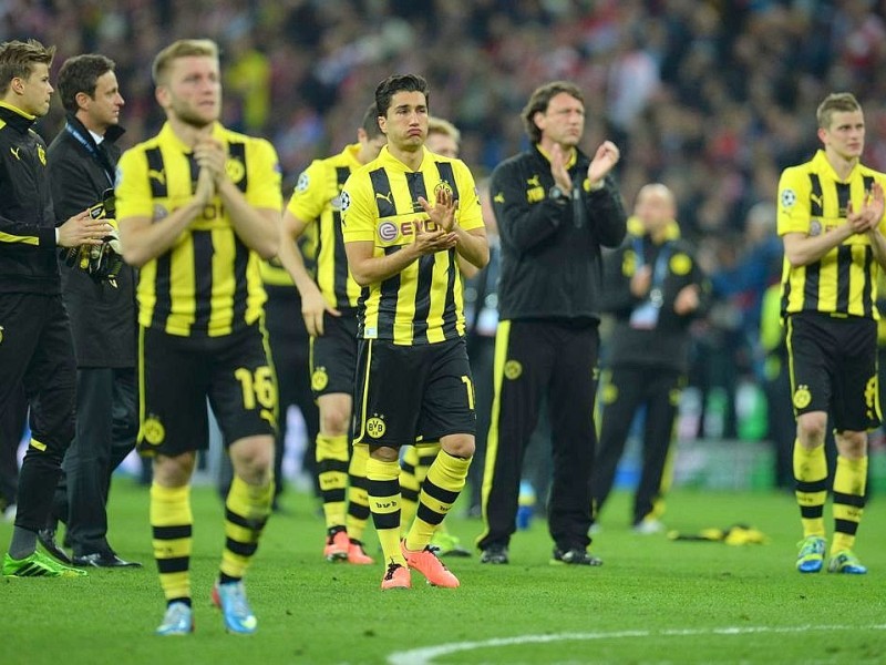 Zwölf Monate nach der Final-Schmach dahoam hat der FC Bayern München Europas Fußball-Thron zurückerobert. Der deutsche Meister siegte am Samstag im Champions League-Finale gegen den nationalen Erzrivalen Borussia Dortmund mit 2:1 (0:0) und krönte seine Saison der Superlative mit dem zweiten Gewinn der Königsklasse nach 2001. Nach dem Trauma der Final-Niederlagen von 2010 und 2012 stillten Treffer von Mario Mandzukic (60. Minute) und Arjen Robben (89.) vor 86 298 Zuschauern im ausverkauften Londoner Wembley-Stadion die Sehnsucht der Münchner nach einem internationalen Titel.