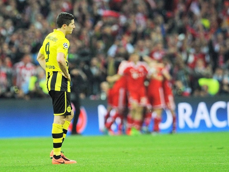 Zwölf Monate nach der Final-Schmach dahoam hat der FC Bayern München Europas Fußball-Thron zurückerobert. Der deutsche Meister siegte am Samstag im Champions League-Finale gegen den nationalen Erzrivalen Borussia Dortmund mit 2:1 (0:0) und krönte seine Saison der Superlative mit dem zweiten Gewinn der Königsklasse nach 2001. Nach dem Trauma der Final-Niederlagen von 2010 und 2012 stillten Treffer von Mario Mandzukic (60. Minute) und Arjen Robben (89.) vor 86 298 Zuschauern im ausverkauften Londoner Wembley-Stadion die Sehnsucht der Münchner nach einem internationalen Titel.