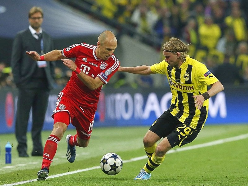 Zwölf Monate nach der Final-Schmach dahoam hat der FC Bayern München Europas Fußball-Thron zurückerobert. Der deutsche Meister siegte am Samstag im Champions League-Finale gegen den nationalen Erzrivalen Borussia Dortmund mit 2:1 (0:0) und krönte seine Saison der Superlative mit dem zweiten Gewinn der Königsklasse nach 2001. Nach dem Trauma der Final-Niederlagen von 2010 und 2012 stillten Treffer von Mario Mandzukic (60. Minute) und Arjen Robben (89.) vor 86 298 Zuschauern im ausverkauften Londoner Wembley-Stadion die Sehnsucht der Münchner nach einem internationalen Titel.