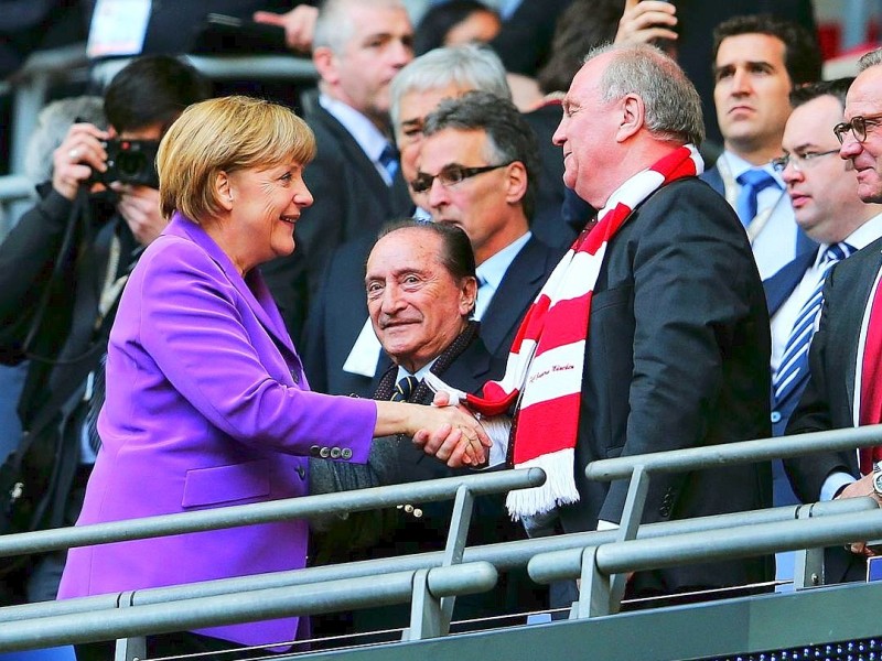 Bundeskanzlerin Angela Merkel verfolgte das Champions-League-Endspiel zwischen Dortmund und Bayern München im Stadion in London.