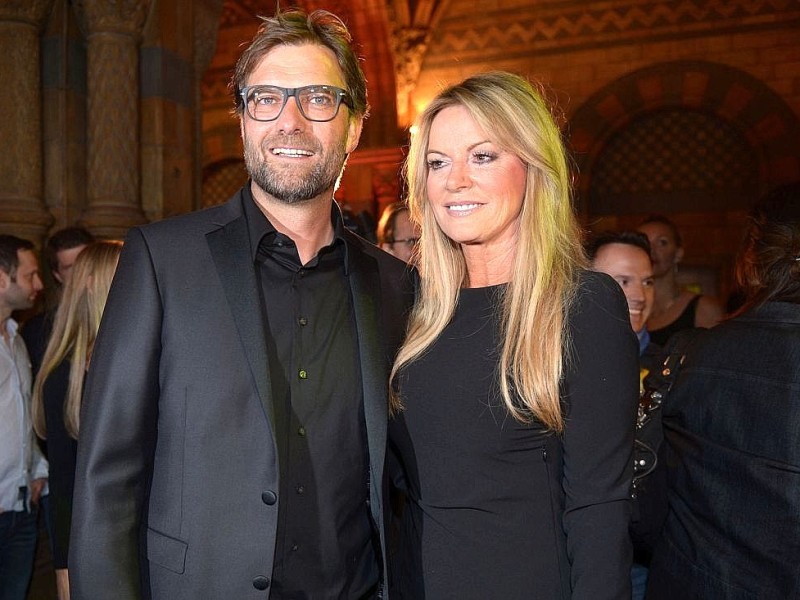 Trainer Jürgen Klopp (hier mit seiner Frau Ulla) bewies erneut, welch Medienprofi er ist.