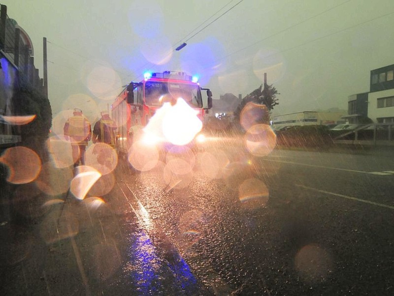 Unwetter im Ennepe-Ruhr-Kreis in Ennepetal, Gevelsberg und Schwelm hat der Starkregen mit Gewitter eine Spur der Verwüstung hinterlassen. Feuerwehr, Technische Betriebe und Polizei arbeiteten bis an den Rand ihrer Kräfte.Foto: Stefan Scherer