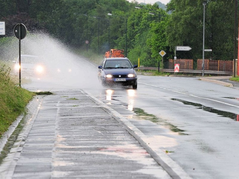 Unwetter im Ennepe-Ruhr-Kreis in Ennepetal, Gevelsberg und Schwelm hat der Starkregen mit Gewitter eine Spur der Verwüstung hinterlassen. Feuerwehr, Technische Betriebe und Polizei arbeiteten bis an den Rand ihrer Kräfte.Foto: Stefan Scherer