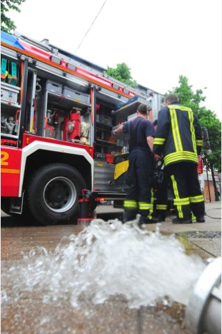 Unwetter im Ennepe-Ruhr-Kreis in Ennepetal, Gevelsberg und Schwelm hat der Starkregen mit Gewitter eine Spur der Verwüstung hinterlassen. Feuerwehr, Technische Betriebe und Polizei arbeiteten bis an den Rand ihrer Kräfte.Foto: Stefan Scherer