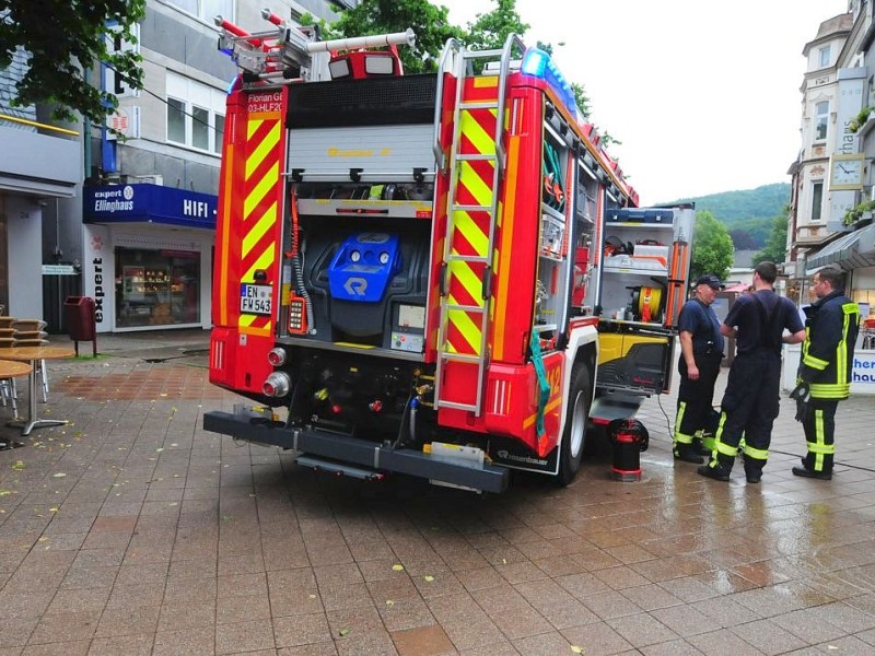 Unwetter im Ennepe-Ruhr-Kreis in Ennepetal, Gevelsberg und Schwelm hat der Starkregen mit Gewitter eine Spur der Verwüstung hinterlassen. Feuerwehr, Technische Betriebe und Polizei arbeiteten bis an den Rand ihrer Kräfte.Foto: Stefan Scherer