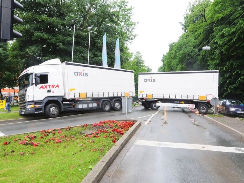 Unwetter im Ennepe-Ruhr-Kreis in Ennepetal, Gevelsberg und Schwelm hat der Starkregen mit Gewitter eine Spur der Verwüstung hinterlassen. Feuerwehr, Technische Betriebe und Polizei arbeiteten bis an den Rand ihrer Kräfte.Foto: Stefan Scherer