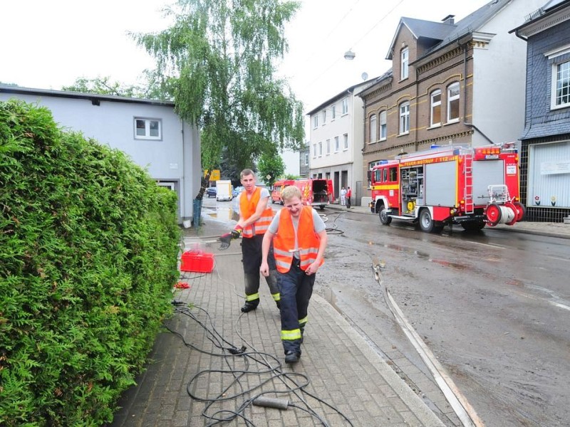 Unwetter im Ennepe-Ruhr-Kreis in Ennepetal, Gevelsberg und Schwelm hat der Starkregen mit Gewitter eine Spur der Verwüstung hinterlassen. Feuerwehr, Technische Betriebe und Polizei arbeiteten bis an den Rand ihrer Kräfte.Foto: Stefan Scherer