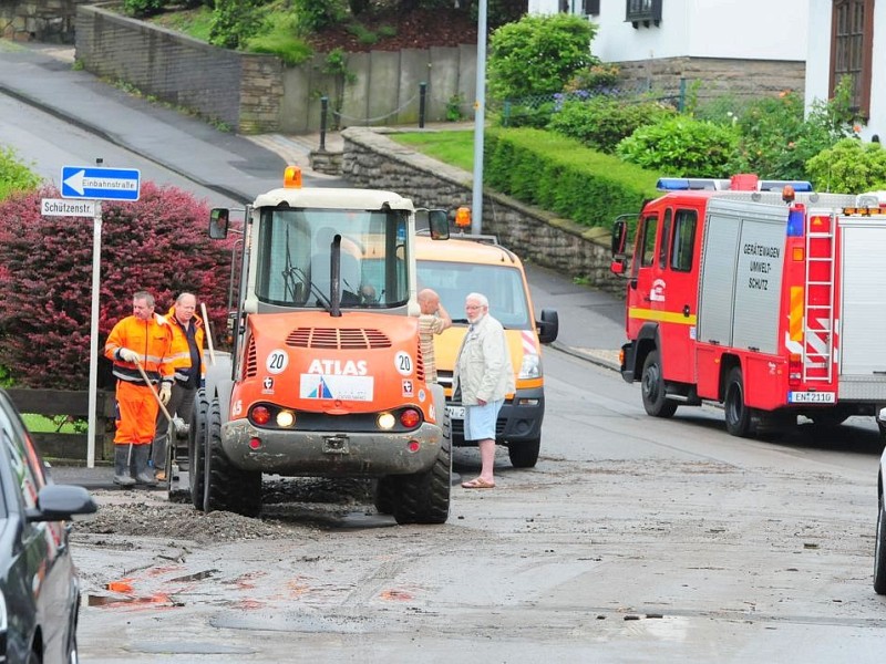 Unwetter im Ennepe-Ruhr-Kreis in Ennepetal, Gevelsberg und Schwelm hat der Starkregen mit Gewitter eine Spur der Verwüstung hinterlassen. Feuerwehr, Technische Betriebe und Polizei arbeiteten bis an den Rand ihrer Kräfte.Foto: Stefan Scherer