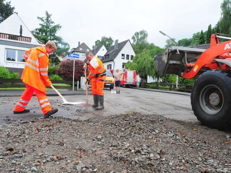 Unwetter im Ennepe-Ruhr-Kreis in Ennepetal, Gevelsberg und Schwelm hat der Starkregen mit Gewitter eine Spur der Verwüstung hinterlassen. Feuerwehr, Technische Betriebe und Polizei arbeiteten bis an den Rand ihrer Kräfte.Foto: Stefan Scherer