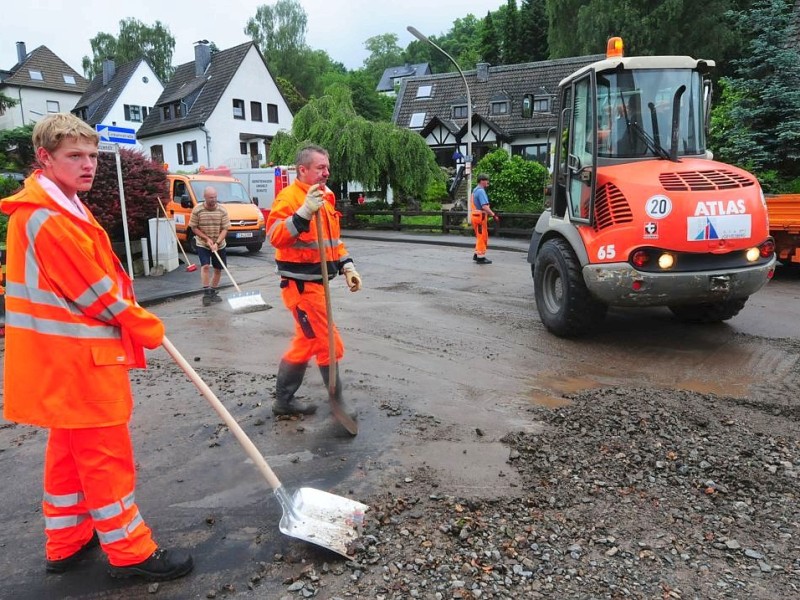 Unwetter im Ennepe-Ruhr-Kreis in Ennepetal, Gevelsberg und Schwelm hat der Starkregen mit Gewitter eine Spur der Verwüstung hinterlassen. Feuerwehr, Technische Betriebe und Polizei arbeiteten bis an den Rand ihrer Kräfte.Foto: Stefan Scherer