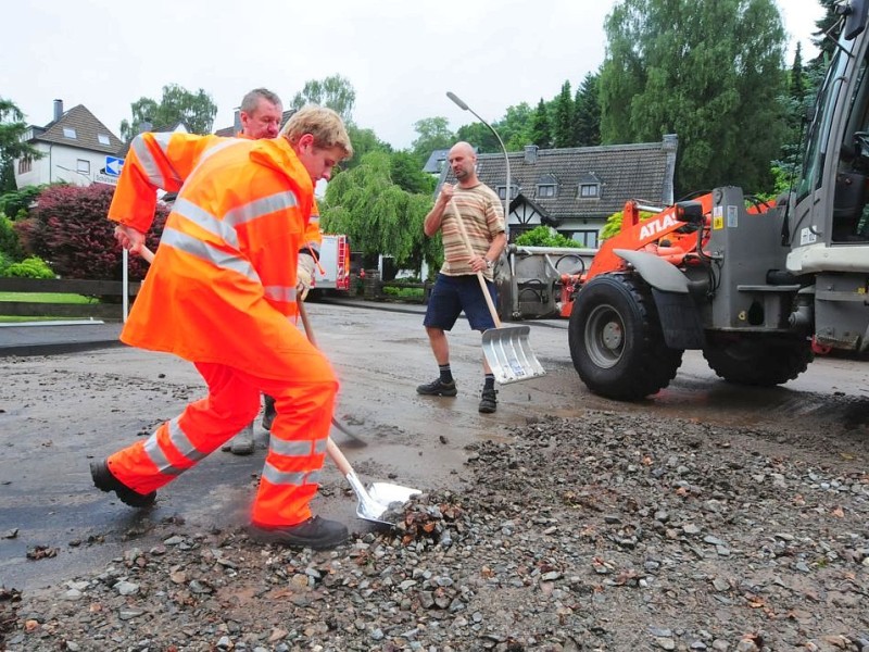 Unwetter im Ennepe-Ruhr-Kreis in Ennepetal, Gevelsberg und Schwelm hat der Starkregen mit Gewitter eine Spur der Verwüstung hinterlassen. Feuerwehr, Technische Betriebe und Polizei arbeiteten bis an den Rand ihrer Kräfte.Foto: Stefan Scherer