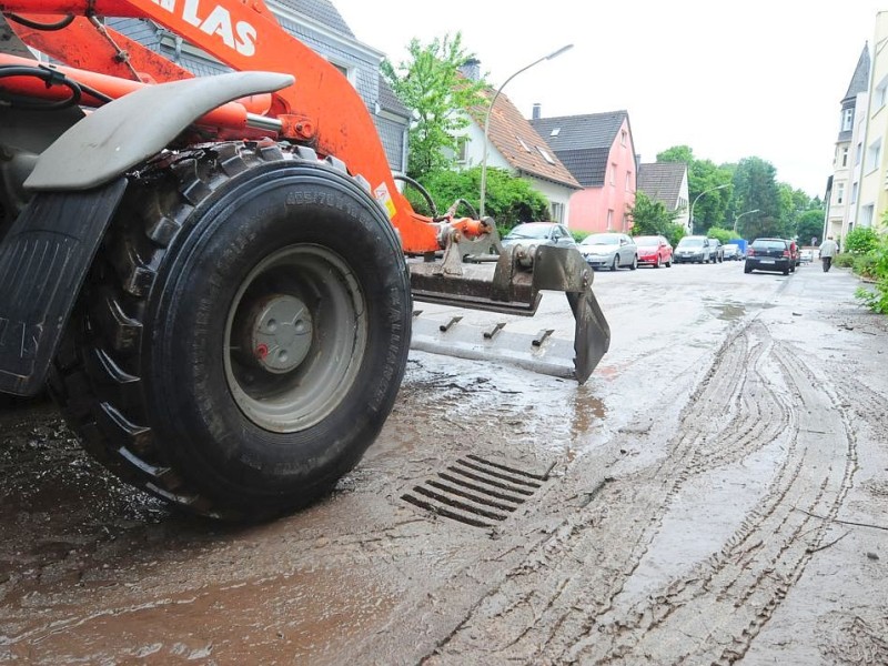 Unwetter im Ennepe-Ruhr-Kreis in Ennepetal, Gevelsberg und Schwelm hat der Starkregen mit Gewitter eine Spur der Verwüstung hinterlassen. Feuerwehr, Technische Betriebe und Polizei arbeiteten bis an den Rand ihrer Kräfte.Foto: Stefan Scherer