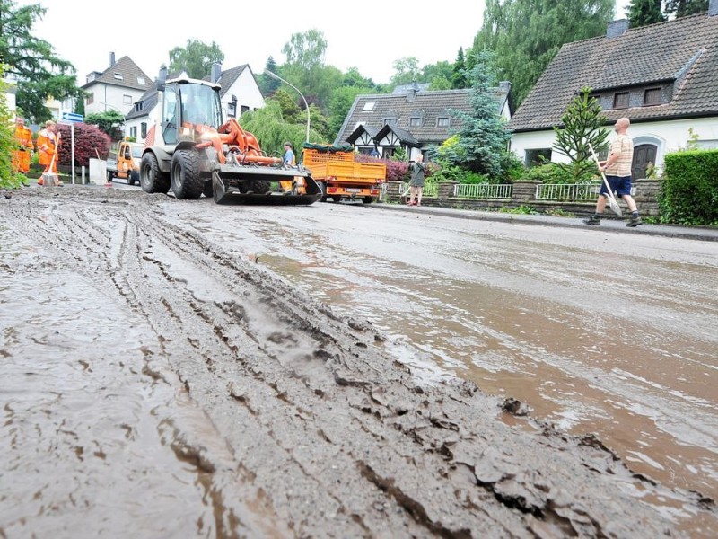 Unwetter im Ennepe-Ruhr-Kreis in Ennepetal, Gevelsberg und Schwelm hat der Starkregen mit Gewitter eine Spur der Verwüstung hinterlassen. Feuerwehr, Technische Betriebe und Polizei arbeiteten bis an den Rand ihrer Kräfte.Foto: Stefan Scherer