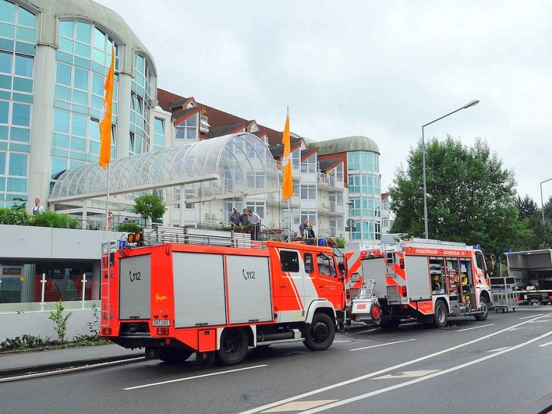 Nach den schweren Regelfällen am Donnerstagnachmittag war die Schwelmer Wehr im Dauereinsatz. Im Straßendreieck Ochsenkamp, Pastor-Nonne-Straße/Castorffstraße mussten zeitgleich die Keller ausgepumpt werden. Im marienstift am Loh drohte ein Aufzugschacht vollzulaufen. Im Stadtgebiet (Talstraße/Carl-vom-Hagen-Straße) und in der K,aiserstraße fielen die Ampeln aus. Das Bild zeigt den Einsatz an der Curanum-Seniorenresidens am Ochsenkamp