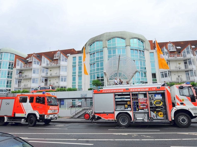 Nach den schweren Regelfällen am Donnerstagnachmittag war die Schwelmer Wehr im Dauereinsatz. Im Straßendreieck Ochsenkamp, Pastor-Nonne-Straße/Castorffstraße mussten zeitgleich die Keller ausgepumpt werden. Im marienstift am Loh drohte ein Aufzugschacht vollzulaufen. Im Stadtgebiet (Talstraße/Carl-vom-Hagen-Straße) und in der K,aiserstraße fielen die Ampeln aus.  Das Bild zeigt den Einsatz an der Curanum-Seniorenresidens am Ochsenkamp