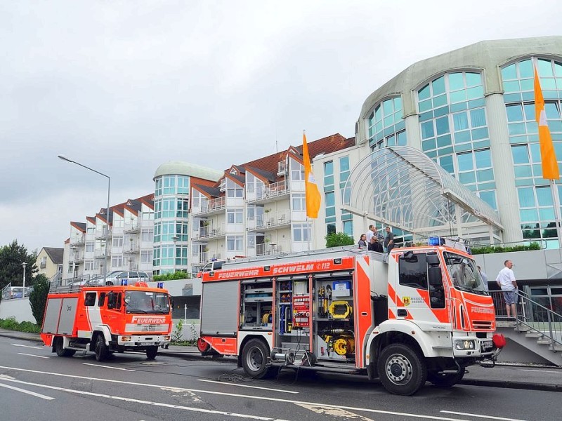 Nach den schweren Regelfällen am Donnerstagnachmittag war die Schwelmer Wehr im Dauereinsatz. Im Straßendreieck Ochsenkamp, Pastor-Nonne-Straße/Castorffstraße mussten zeitgleich die Keller ausgepumpt werden. Im marienstift am Loh drohte ein Aufzugschacht vollzulaufen. Im Stadtgebiet (Talstraße/Carl-vom-Hagen-Straße) und in der K,aiserstraße fielen die Ampeln aus.  Das Bild zeigt den Einsatz an der Curanum-Seniorenresidens am Ochsenkamp