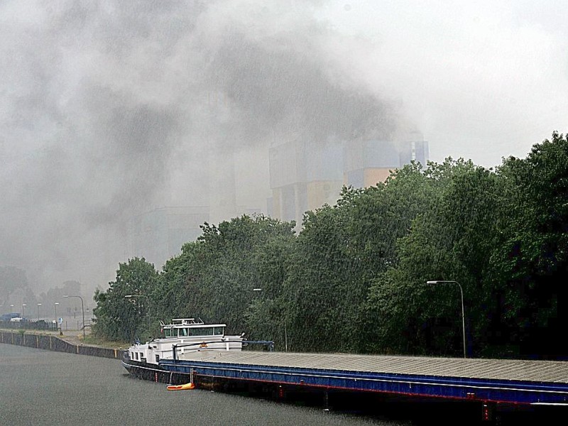 Aus der Müllverbrennungsanlage steigt dunkler Rauch Foto: Gerd Wallhorn / WAZ FotoPool