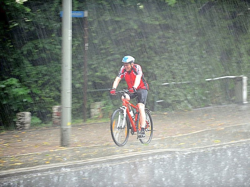 Der letzte Radfahrer auf der Liricher StraßeFoto: Gerd Wallhorn / WAZ FotoPool