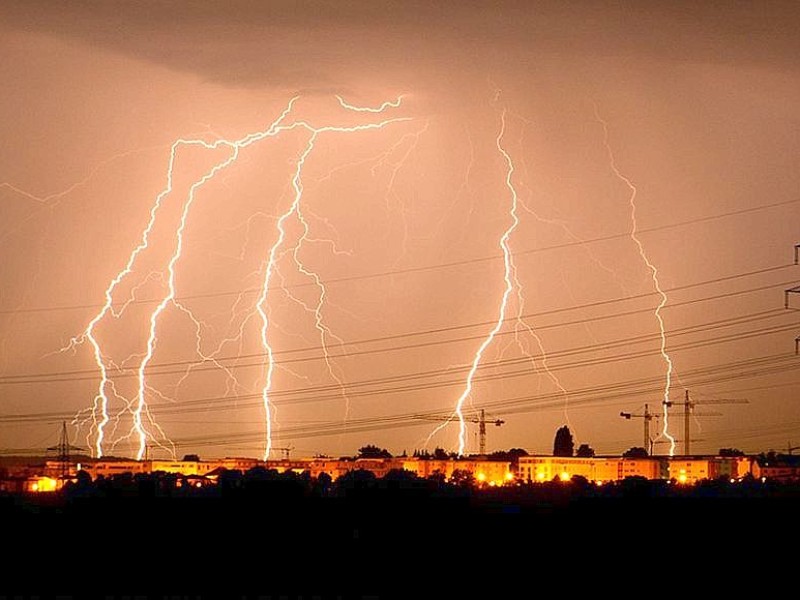 Blitze zucken über Ludwigsburg am Himmel.