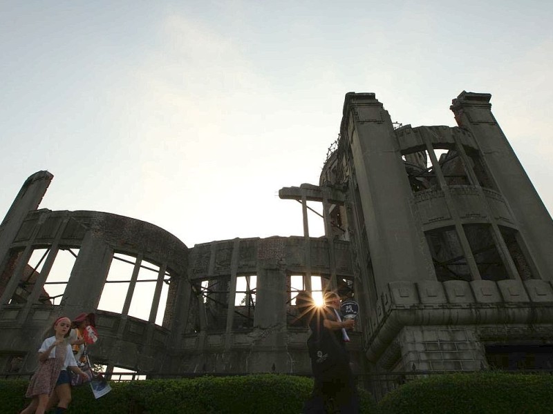 Viele Menschen gedenken  der Opfer des Atombombenabwurfs über Hiroshima vor 68 Jahren. Im Friedenspark steht noch immer eine Ruine als Mahnmal.