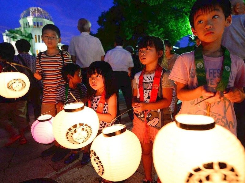 Viele Menschen gedenken  der Opfer des Atombombenabwurfs über Hiroshima vor 68 Jahren. Im Friedenspark steht noch immer eine Ruine als Mahnmal.