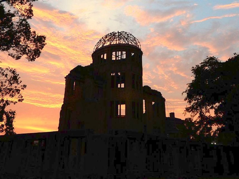 Viele Menschen gedenken  der Opfer des Atombombenabwurfs über Hiroshima vor 68 Jahren. Im Friedenspark steht noch immer eine Ruine als Mahnmal.