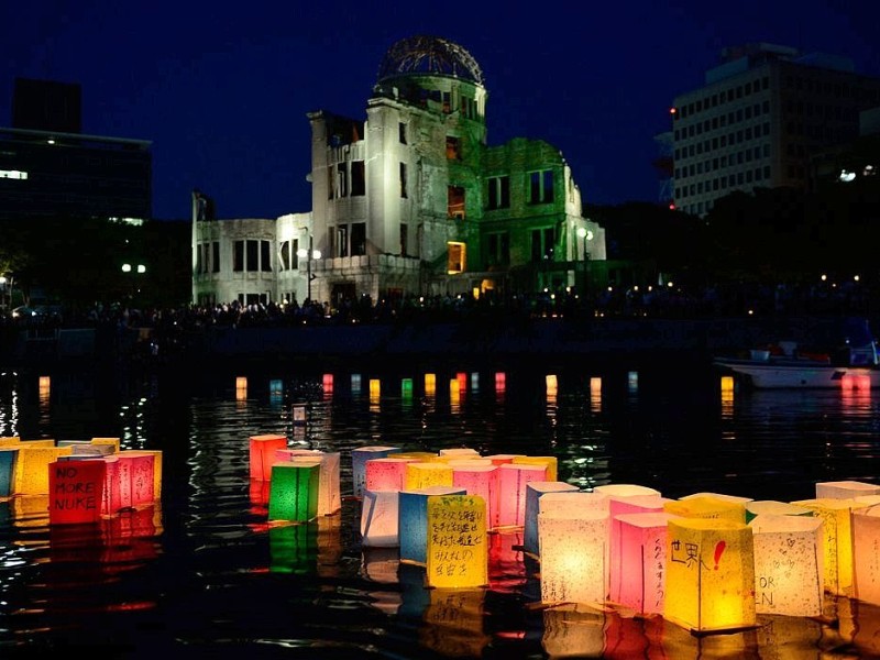 Viele Menschen gedenken  der Opfer des Atombombenabwurfs über Hiroshima vor 68 Jahren. Im Friedenspark steht noch immer eine Ruine als Mahnmal.