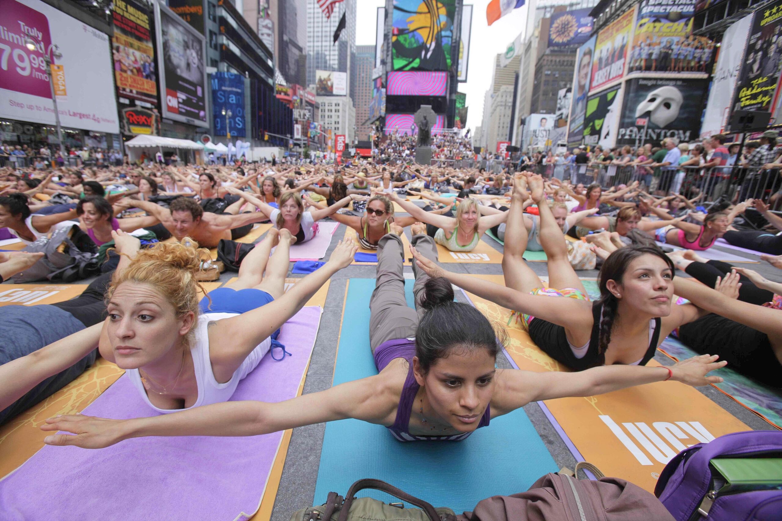 ...Tausende Yoga-Jünger zusammen, um...