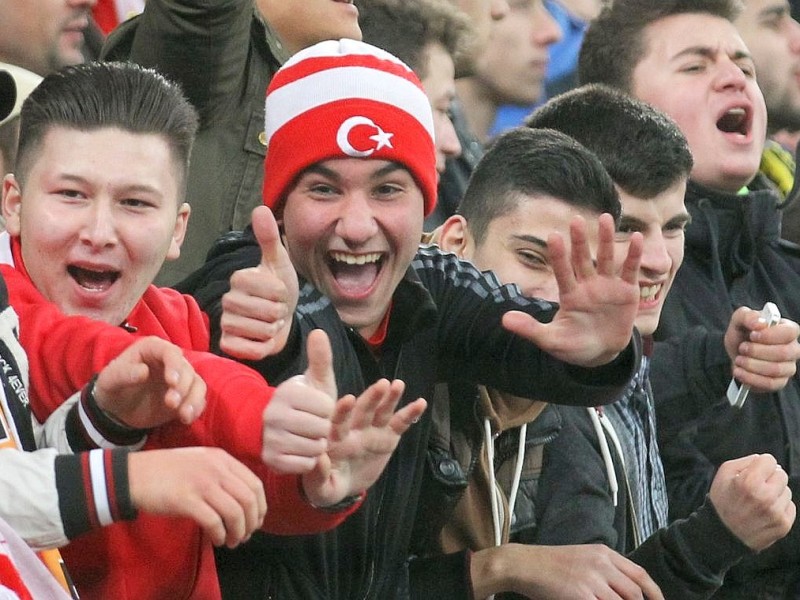 Fußball-Jahrhundertspiel: Deutschland - Türkei am 17.11.2013 in der VeltinsArena in Gelsenkirchen (Nordrhein-Westfalen). Türkische Fans feiern einen Treffer ihrer Mannschaft. Foto: Friso Gentsch/dpa +++(c) dpa - Bildfunk+++