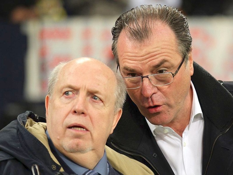 Fußball-Jahrhundertspiel: Deutschland - Türkei am 17.11.2013 in der VeltinsArena in Gelsenkirchen (Nordrhein-Westfalen). Deutschlands Manager Reiner Calmund (l) unterhält sich mit Clemens Tönnies (r), Aufsichtsratsvorsitzender des FC Schalke 04. Foto: Friso Gentsch/dpa +++(c) dpa - Bildfunk+++