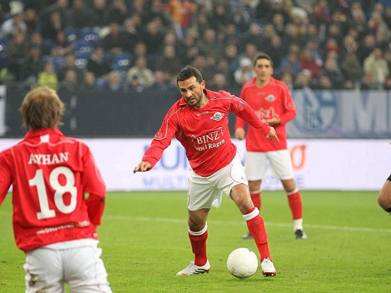 Fußball-Jahrhundertspiel: Deutschland - Türkei am 17.11.2013 in der VeltinsArena in Gelsenkirchen (Nordrhein-Westfalen). Die Deutschen Guido Buchwald (l) und Oliver Kreuzer (r) können den Torschuß des Türken Ahmet Dursun (M) nicht verhindern. Foto: Friso Gentsch/dpa +++(c) dpa - Bildfunk+++