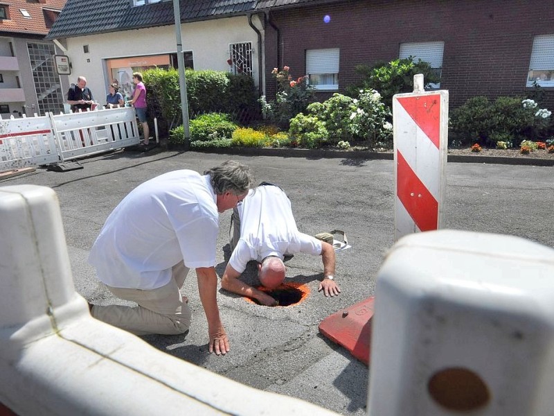 Tagesbruch in Essen-Burgaltendorf - Experten untersuchen im Sommer 2010 das dabei entstandene Loch. 