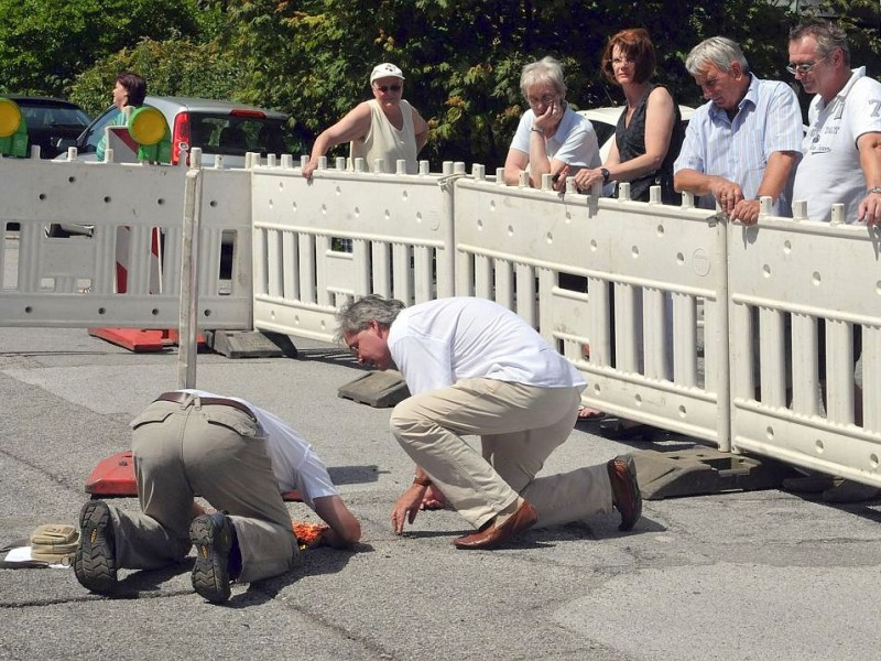 Tagesbruch in Essen-Burgaltendorf - Experten untersuchen im Sommer 2010 das dabei entstandene Loch. 