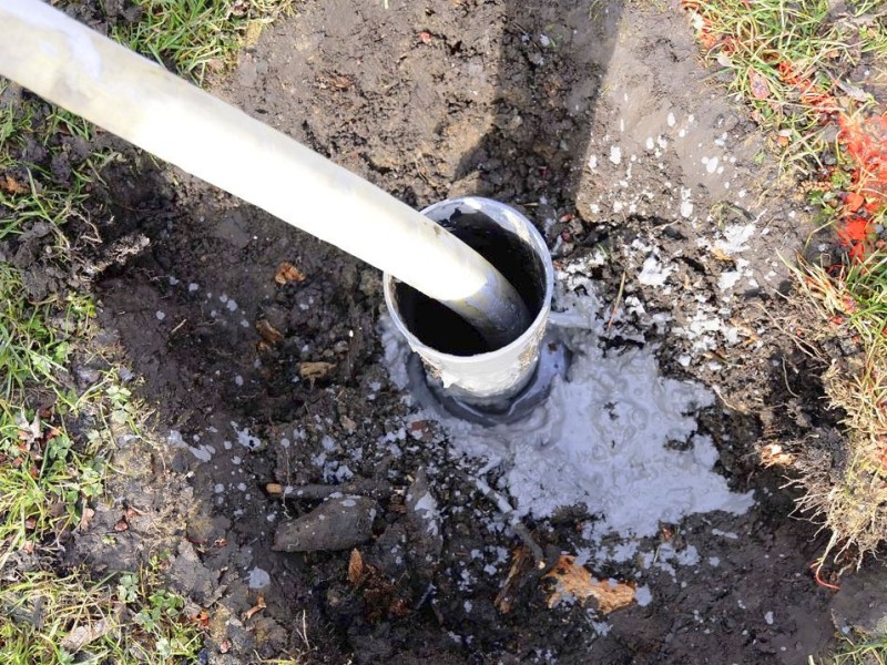 Wenn sich der Boden auftut, heißt die Lösung meist: Beton reinpumpen. So auch hier an der Hingbergstraße in Mülheim-Heißen.