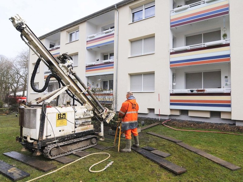 Wenn sich der Boden auftut, heißt die Lösung meist: Beton reinpumpen. So auch hier an der Hingbergstraße in Mülheim-Heißen.