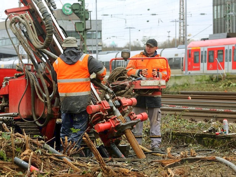 21. November: Unter den Gleisen am Essener Hauptbahnhof werden bislang unbekannte Hohlräume aus dem Altbergbau entdeckt. Weil Züge während der aufwendigen Sicherungs- und Erkundungsarbeiten über dem Stollen nur Schritttempo fahren dürfen, wird der Zugverkehr im gesamten Ruhrgebiet wochenlang ausgebremst.