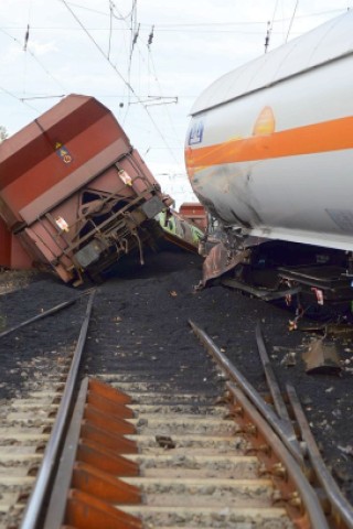 26. Oktober: Beim Zusammenstoß zweier Güterzüge in Gladbeck sprangen mehrere Waggons aus den Schienen und kippten zum Teil um. Ein Lokführer sprang noch ab und zog sich schwere Bein- und Kopfverletzungen zu. Die Bahnstrecke musste tagelang gesperrt werden.