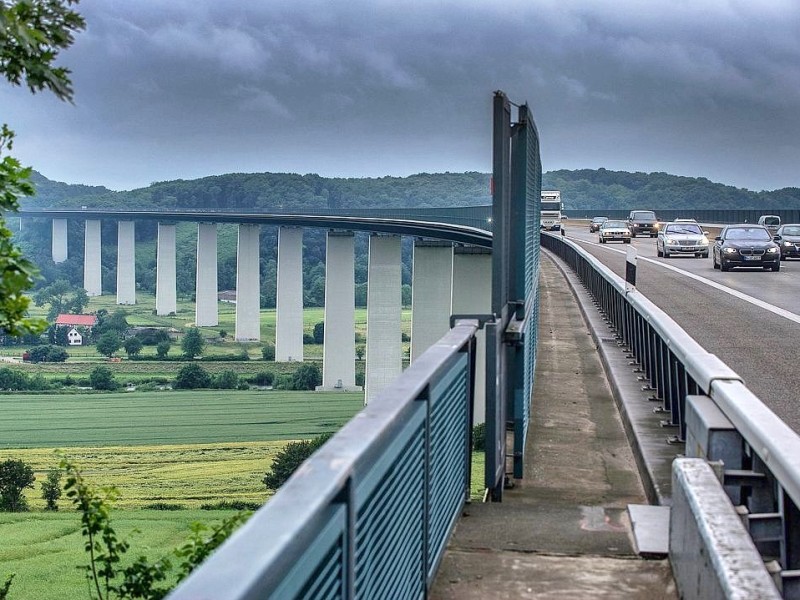 1. Juli: Die A52 wird für drei Monate ab dem Kreuz Breitscheid in Richtung Essen gesperrt. Straßen.NRW tauscht für rund 7,5 Millionen Euro die eisernen, 20 Tonnen schweren und fast sechs Meter breiten Übergänge an der Ruhrtalbruecke aus.