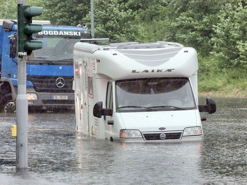 26. Juni: Ein schweres Unwetter zieht über NRW. Stellenweise fallen 70 Liter Regen in zwei Stunden. Ganze Straßenzüge gehen baden - wie hier in Castrop-Rauxel.