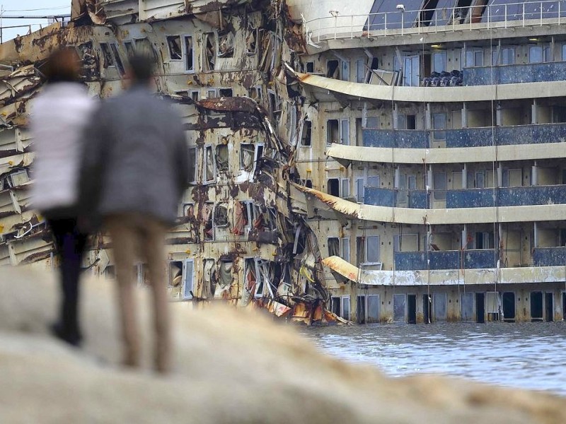 Touristen beobachten das Schiff von der italienischen Insel Giglio aus.